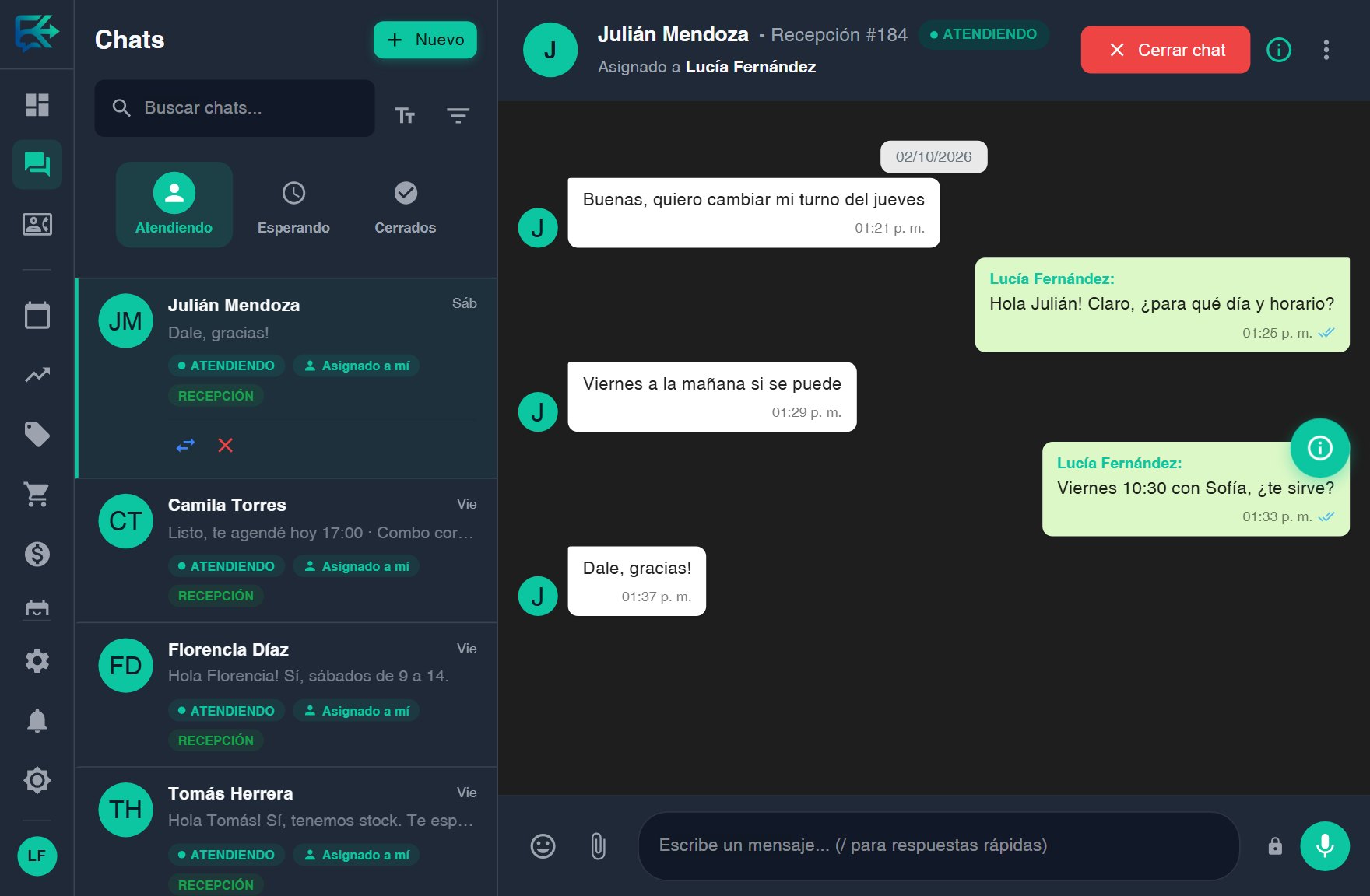 Lista de chats y conversación con un cliente, en modo oscuro